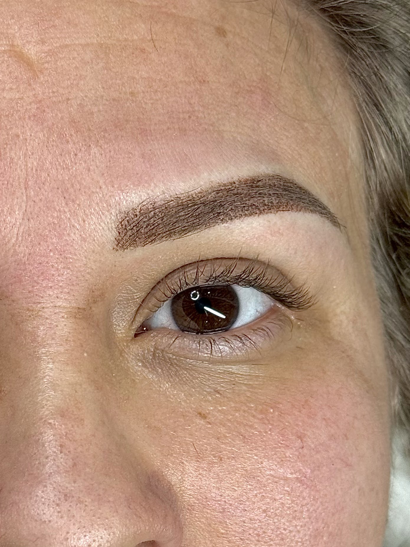 Wenkbrauw na een permanente make-up behandeling