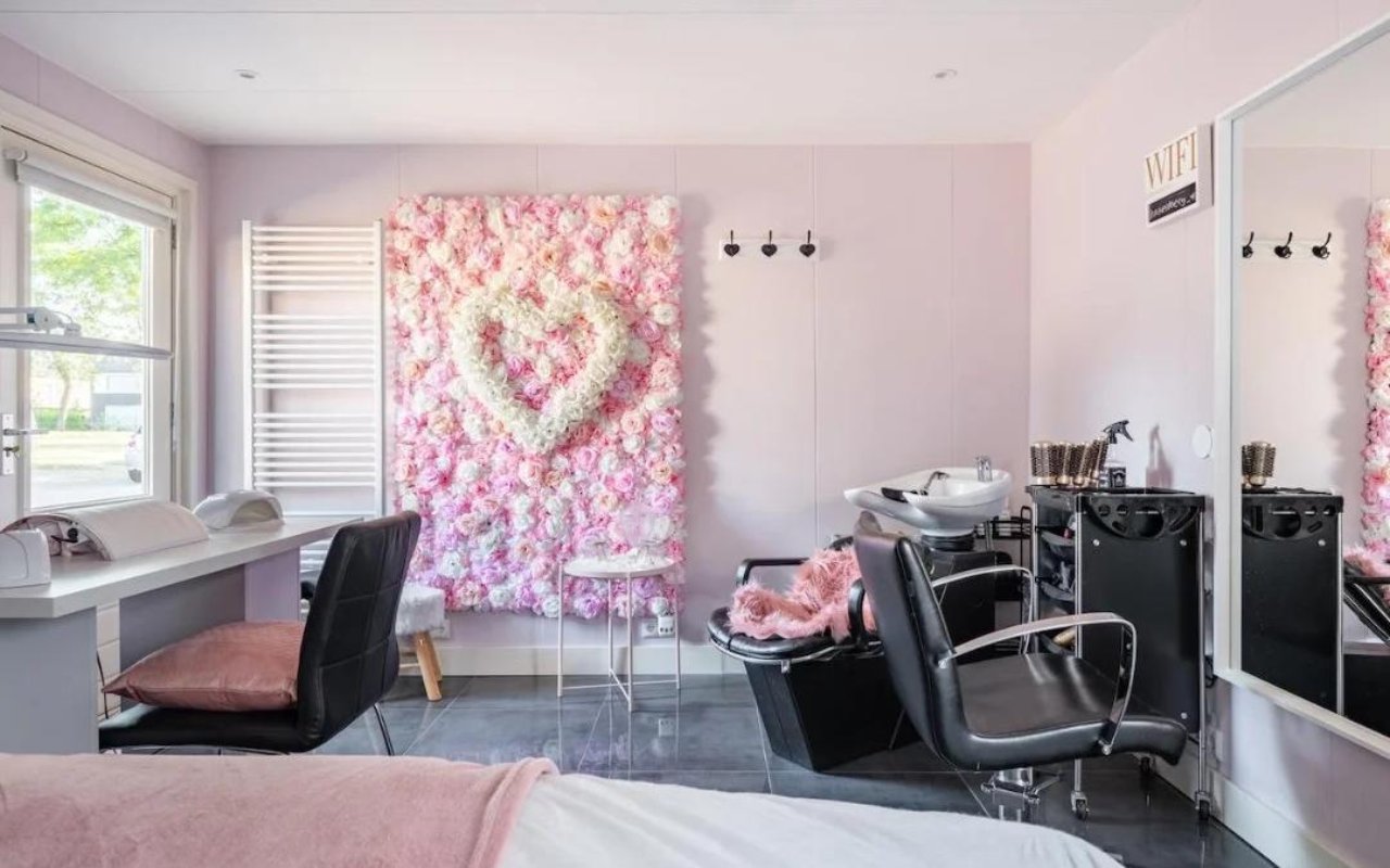 Wasstoel en kappersstoel bij de bloemenmuur in de studio