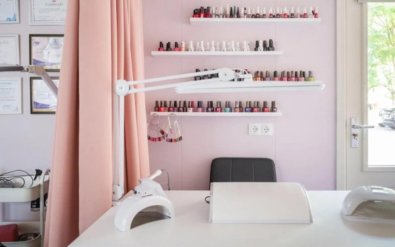 De nagelplek in de studio met een lamp, een rek vol lakjes en ingelijste certificaten